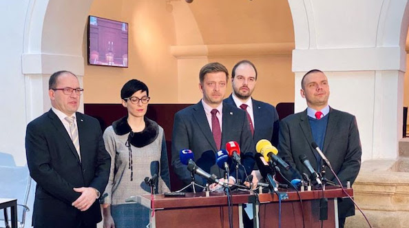 Opoziční strany vyzvaly poslance ČSSD, aby zvedli ruku pro zvýšení platů učitelů