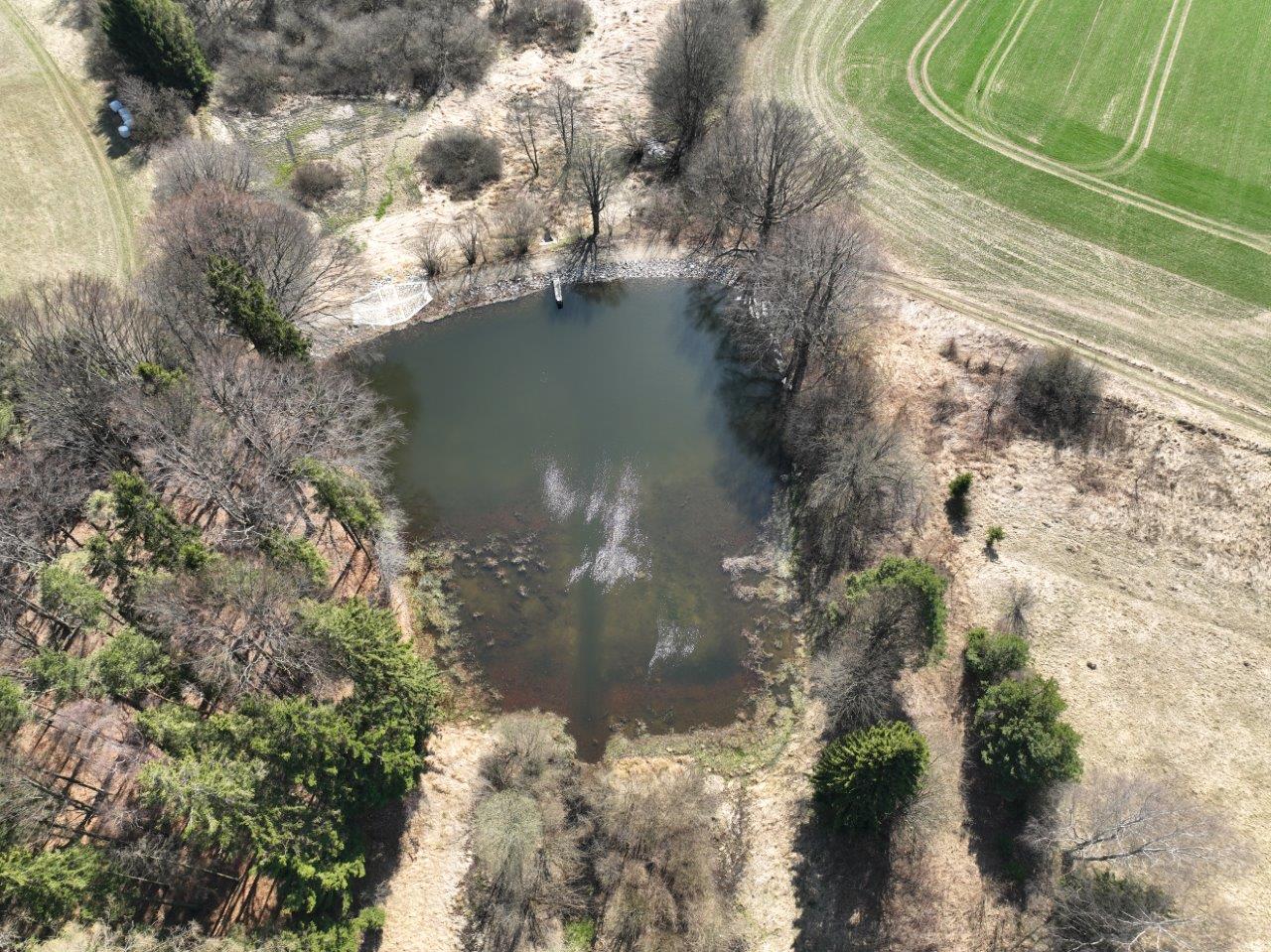 Nové mokřady i obnovené vodní nádrže kontrolují z výšky. V boji se suchem pomáhají drony