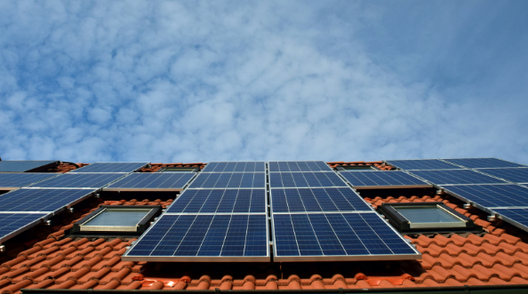 Elektřinu by měly krajské příspěvkové organizace čerpat ze solárních panelů
